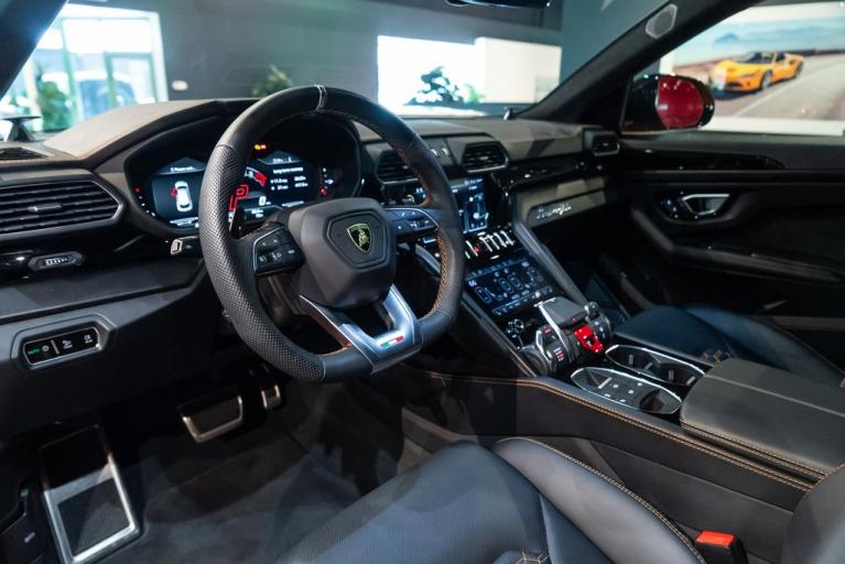 http://www.koenigseggchicago.com/galleria_images/122/122_p27_f.jpg