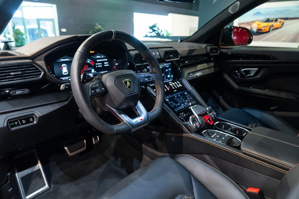 http://www.koenigseggchicago.com/galleria_images/122/122_p27_l.jpg