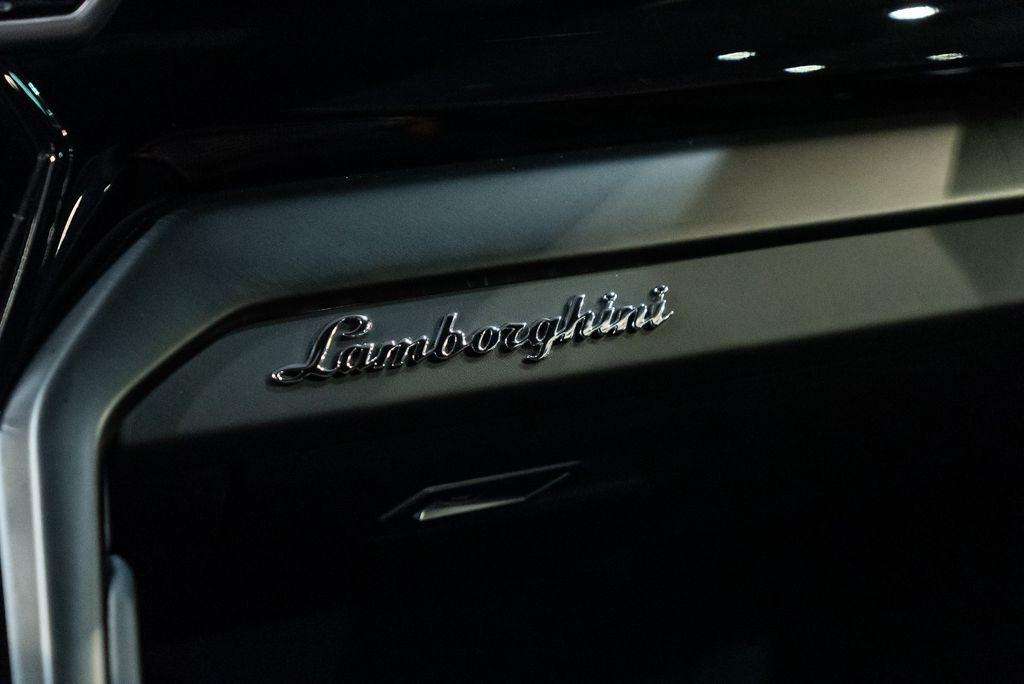 http://www.koenigseggchicago.com/galleria_images/122/122_p39_l.jpg