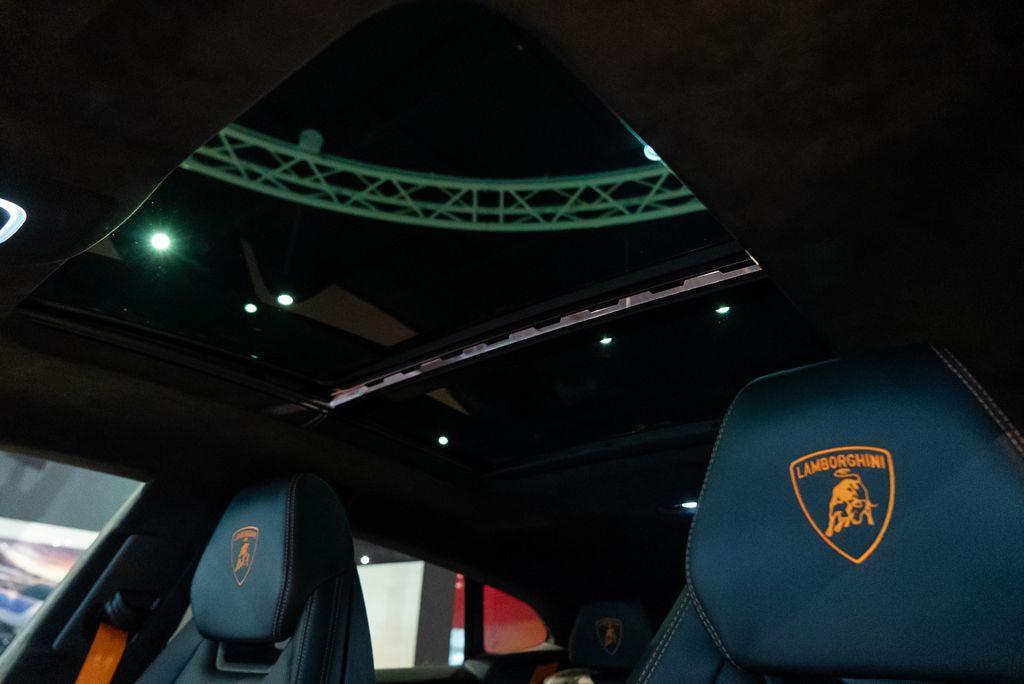 http://www.koenigseggchicago.com/galleria_images/122/122_p40_l.jpg