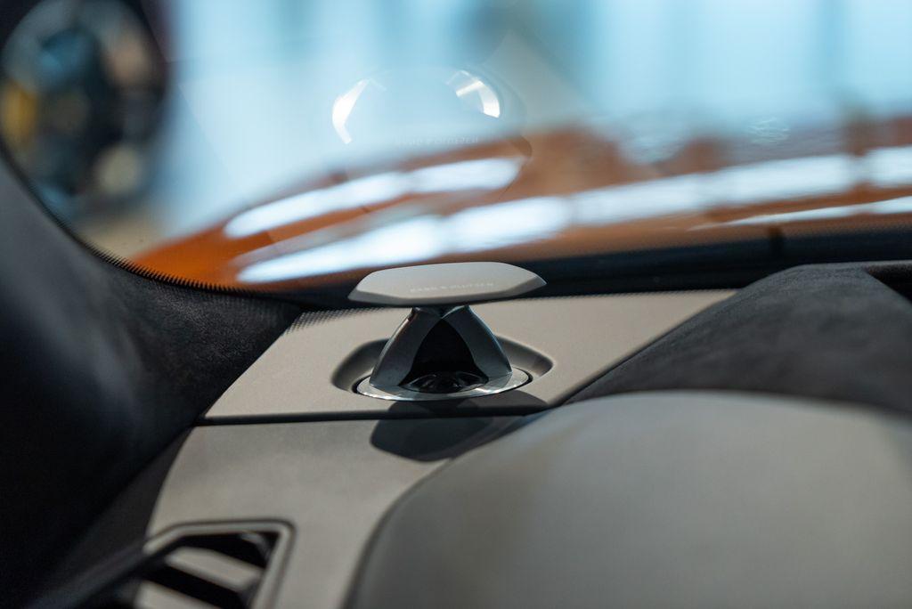 http://www.koenigseggchicago.com/galleria_images/122/122_p43_l.jpg