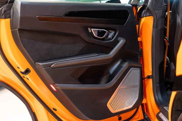 http://www.koenigseggchicago.com/galleria_images/122/122_p44_f.jpg