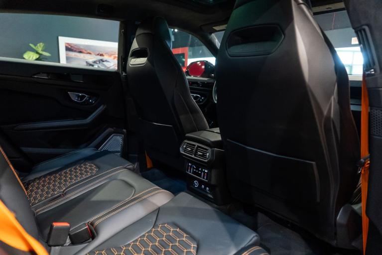 http://www.koenigseggchicago.com/galleria_images/122/122_p48_f.jpg