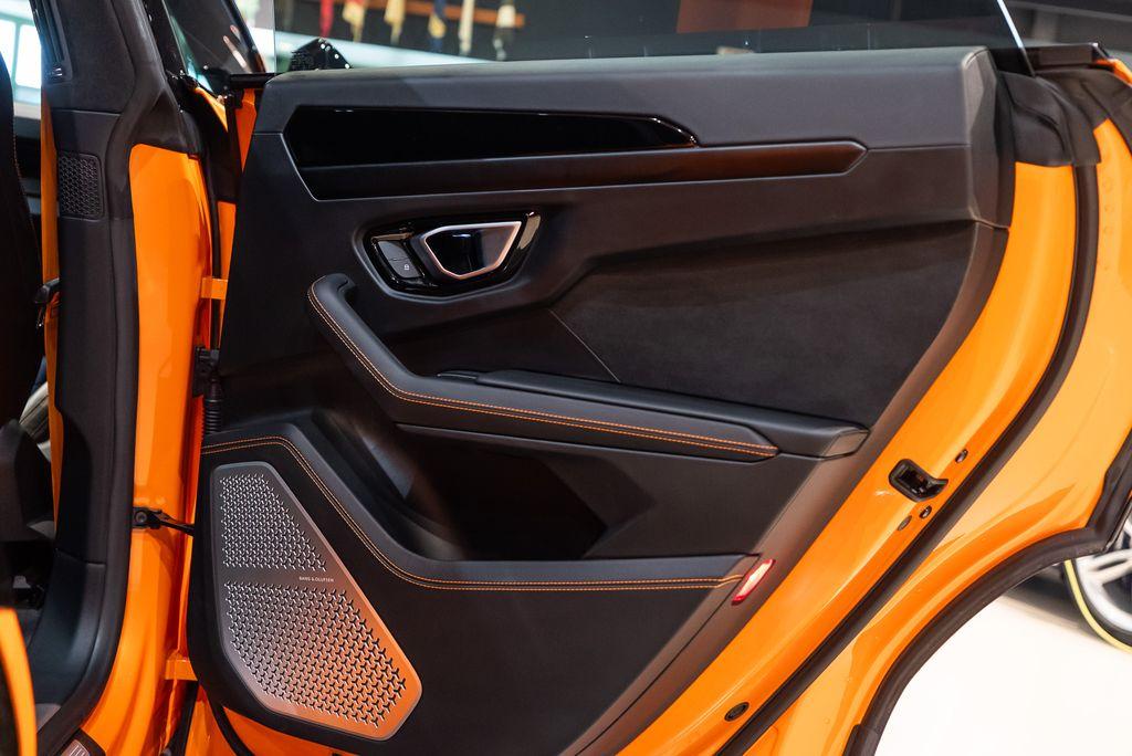 http://www.koenigseggchicago.com/galleria_images/122/122_p51_l.jpg