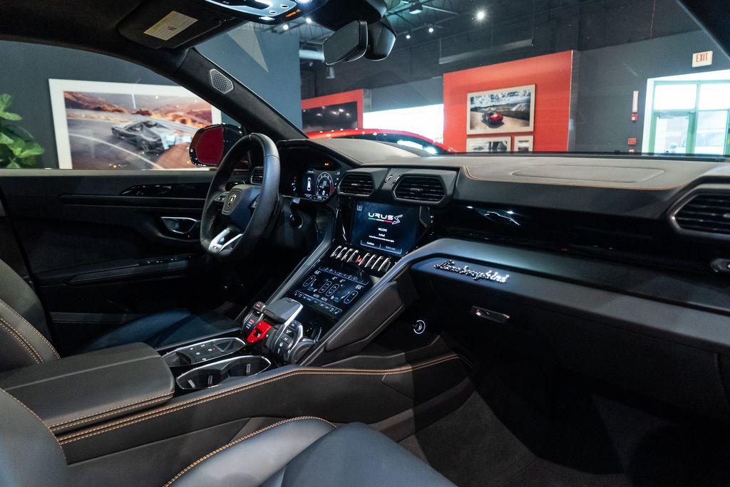 http://www.koenigseggchicago.com/galleria_images/122/122_p54_l.jpg