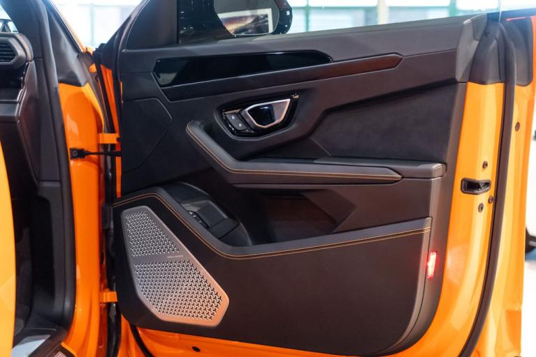 http://www.koenigseggchicago.com/galleria_images/122/122_p55_f.jpg