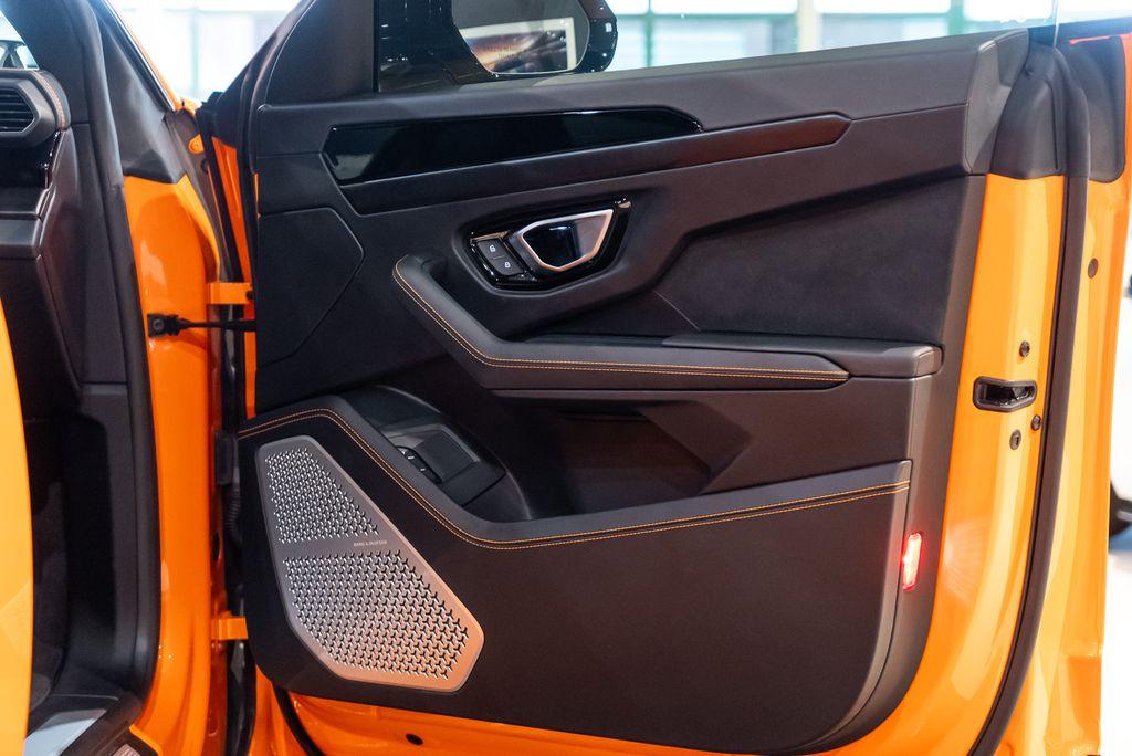 http://www.koenigseggchicago.com/galleria_images/122/122_p55_l.jpg