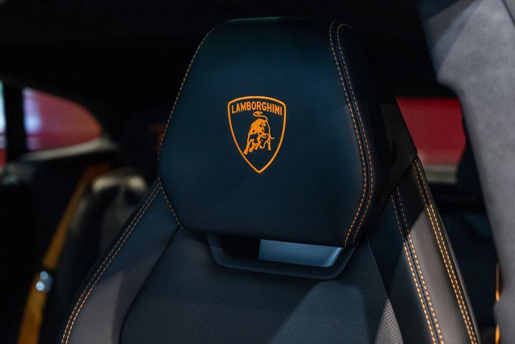 http://www.koenigseggchicago.com/galleria_images/122/122_p6_l.jpg