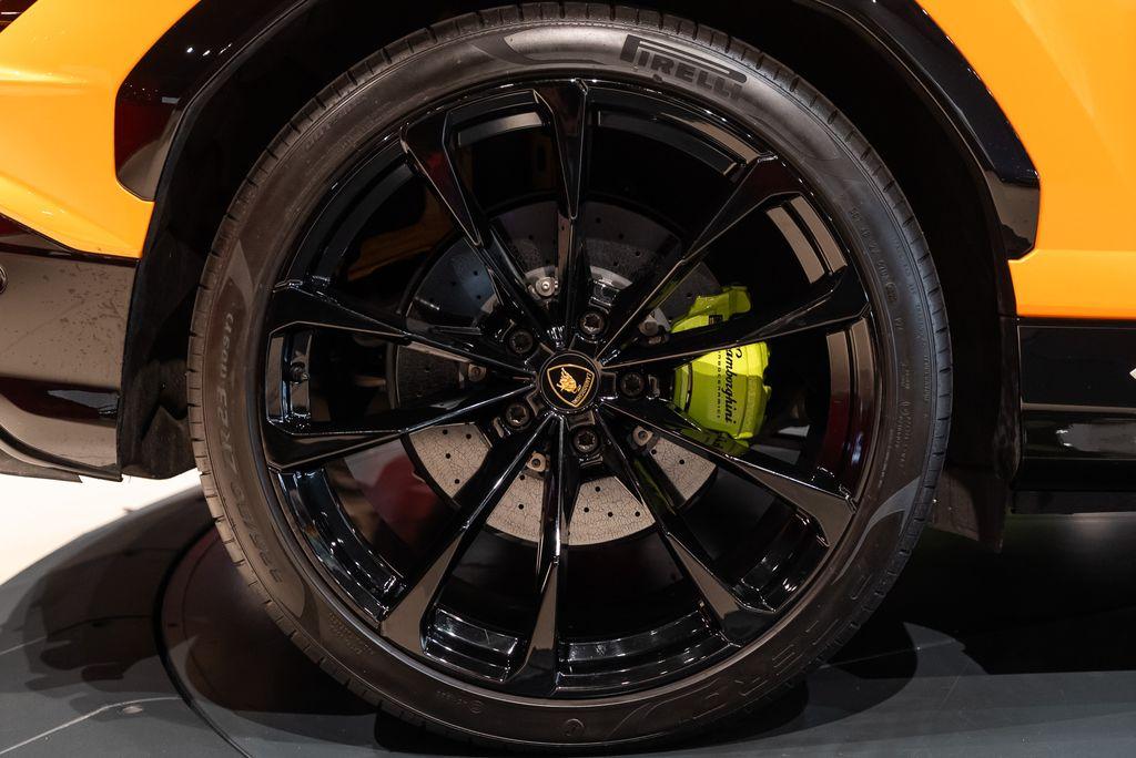 http://www.koenigseggchicago.com/galleria_images/122/122_p7_l.jpg