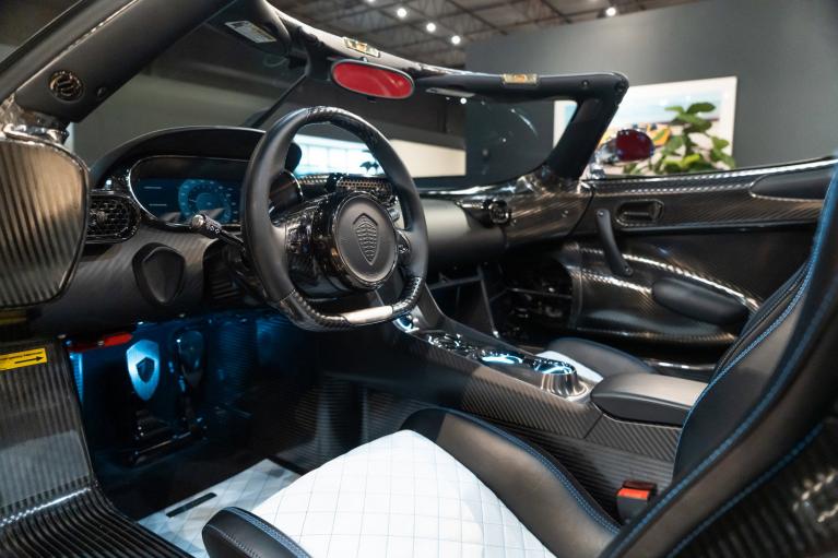 http://www.koenigseggchicago.com/galleria_images/123/123_p20_f.jpg
