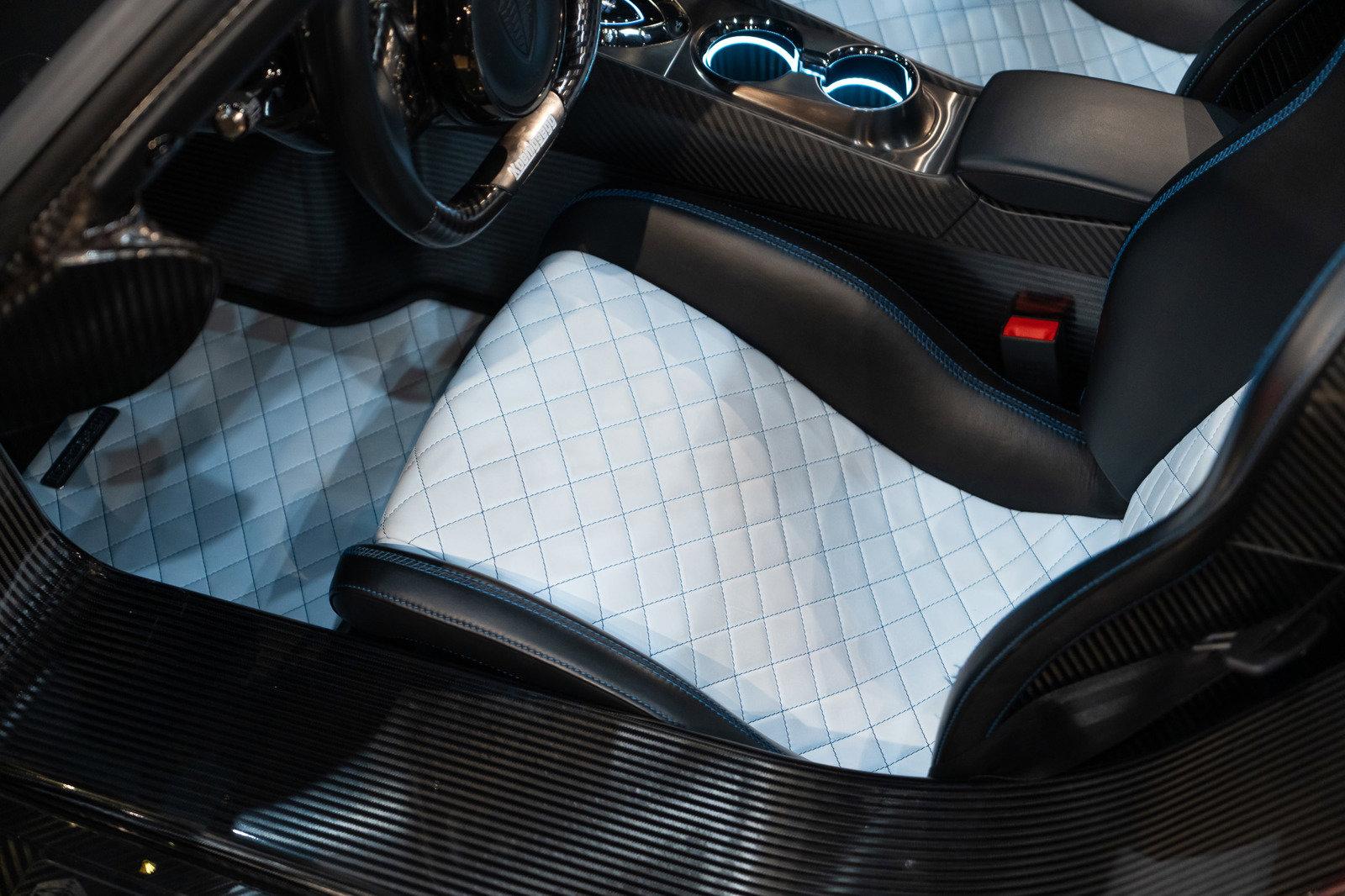 http://www.koenigseggchicago.com/galleria_images/123/123_p21_l.jpg