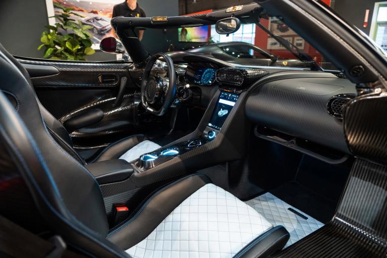 http://www.koenigseggchicago.com/galleria_images/123/123_p32_f.jpg