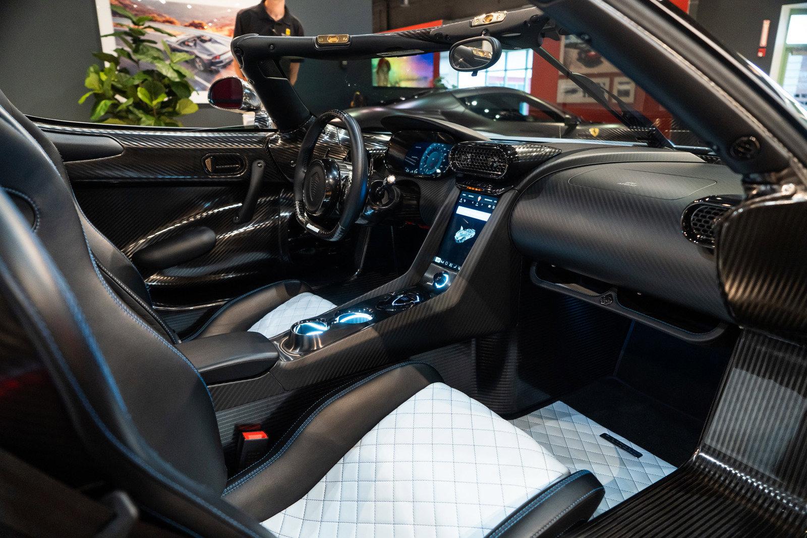 http://www.koenigseggchicago.com/galleria_images/123/123_p32_l.jpg