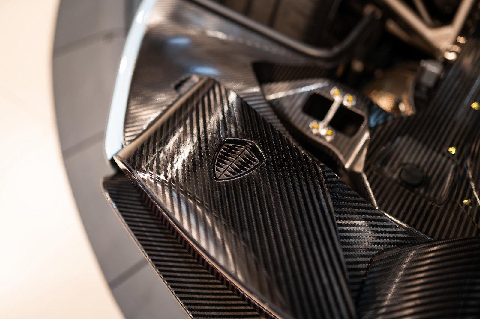 http://www.koenigseggchicago.com/galleria_images/123/123_p37_l.jpg