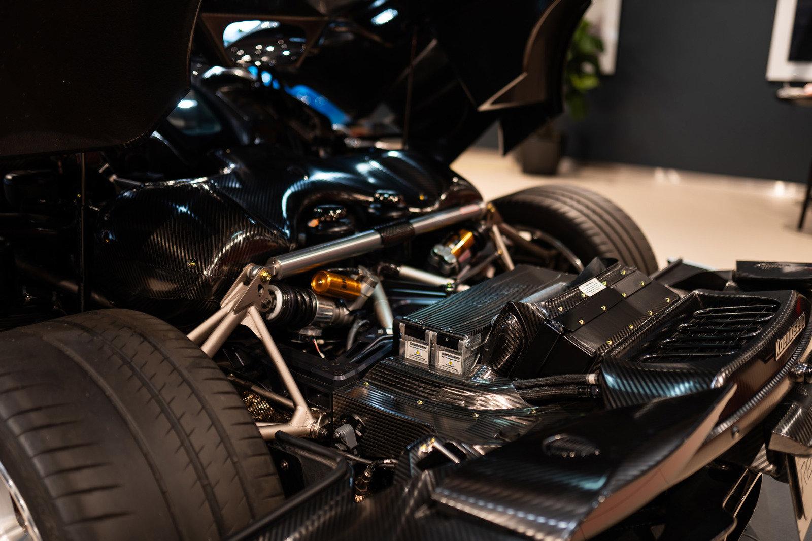 http://www.koenigseggchicago.com/galleria_images/123/123_p39_l.jpg