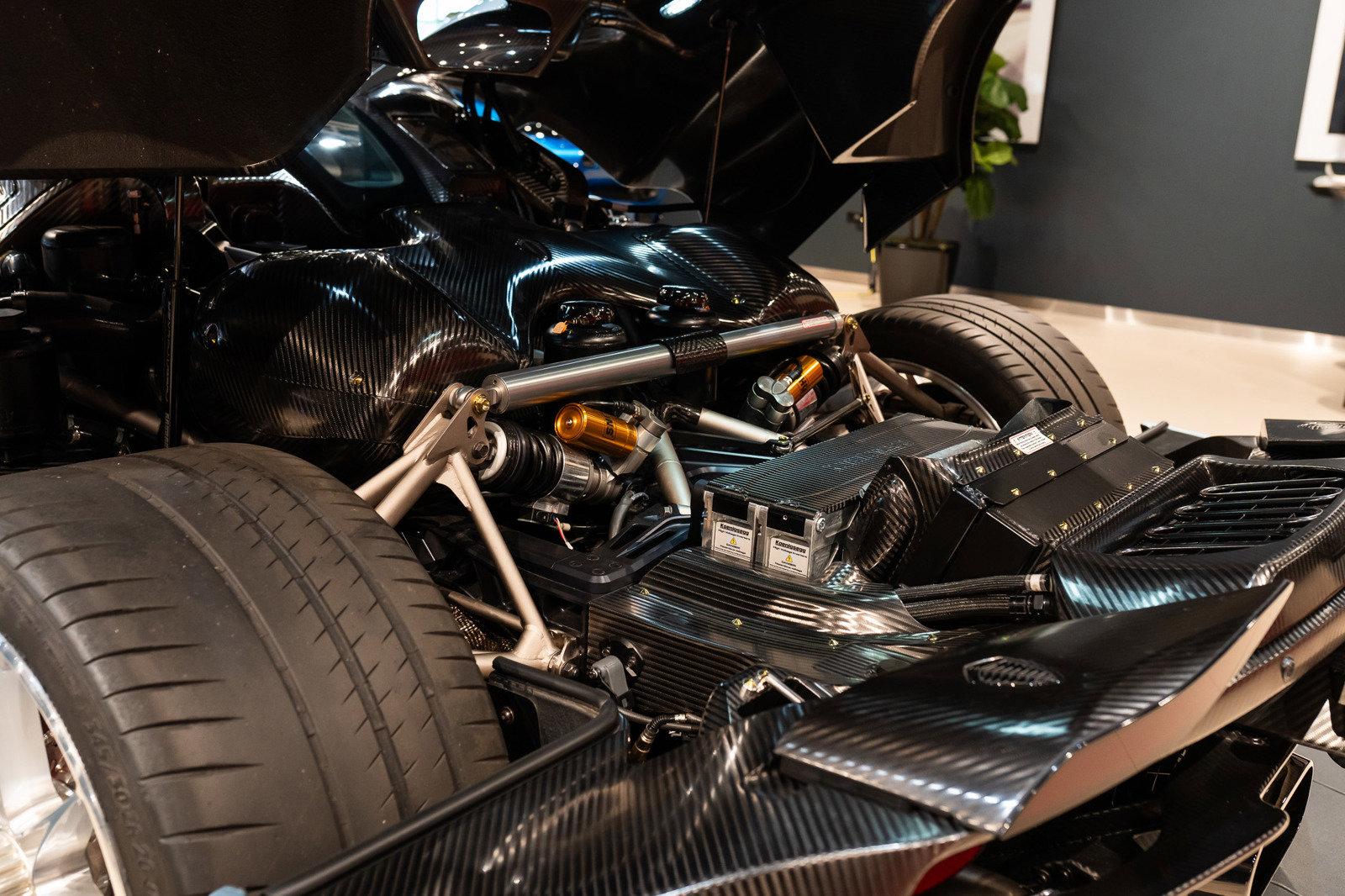 http://www.koenigseggchicago.com/galleria_images/123/123_p40_l.jpg