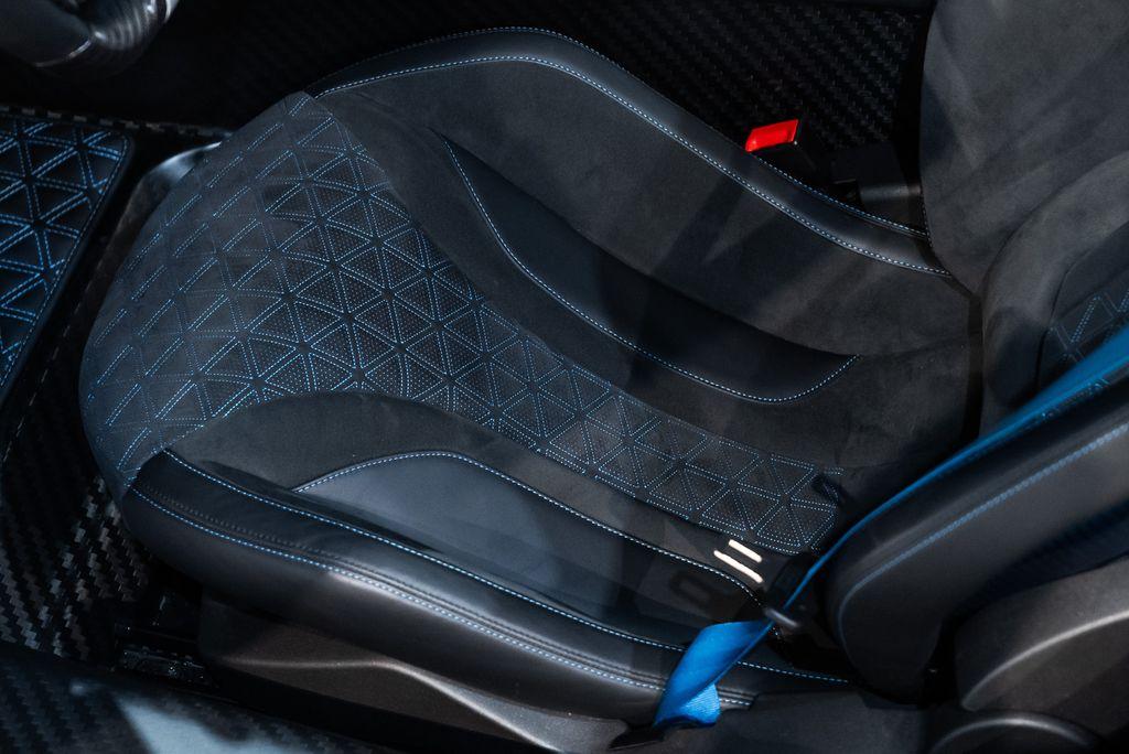 http://www.koenigseggchicago.com/galleria_images/124/124_p25_l.jpg