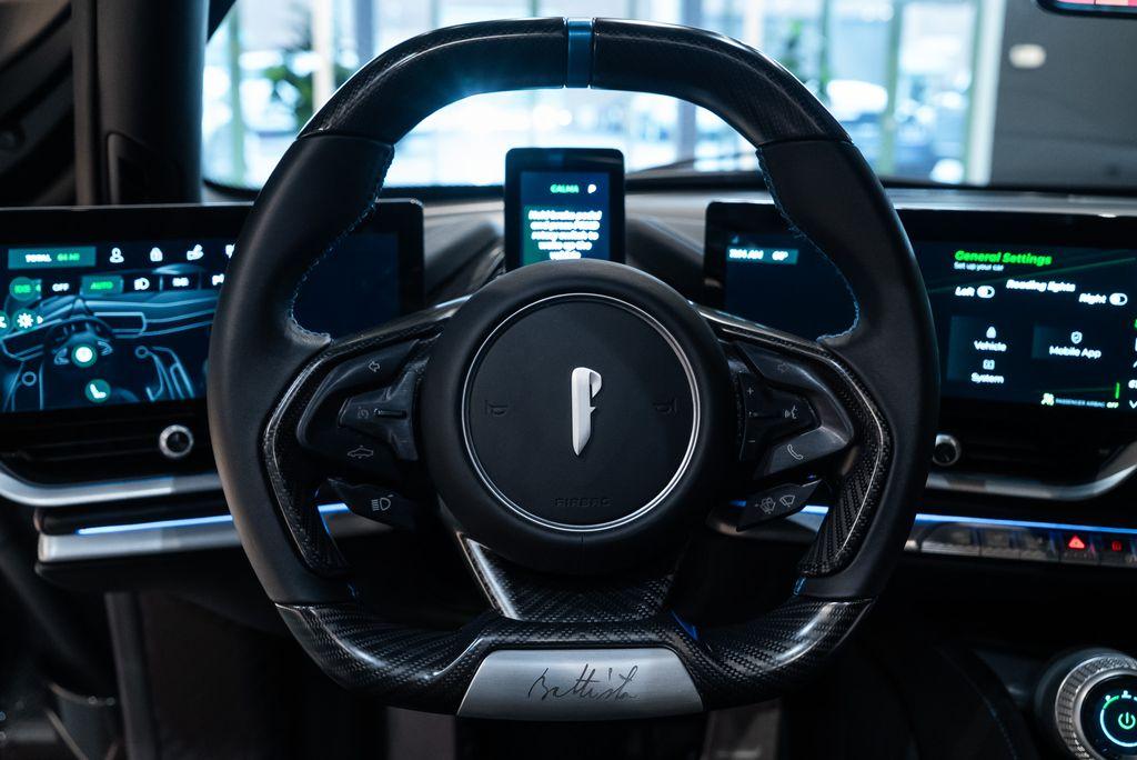 http://www.koenigseggchicago.com/galleria_images/124/124_p2_l.jpg