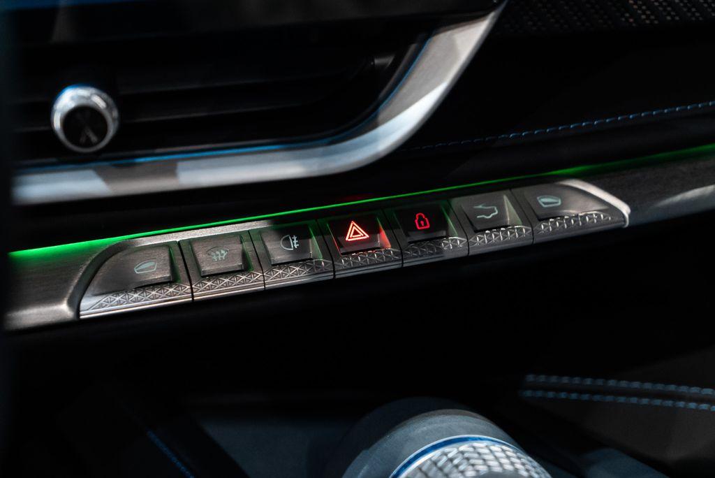 http://www.koenigseggchicago.com/galleria_images/124/124_p32_l.jpg
