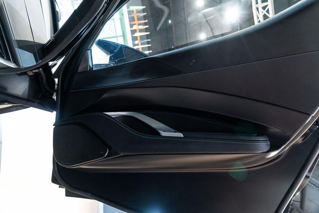 http://www.koenigseggchicago.com/galleria_images/124/124_p40_l.jpg