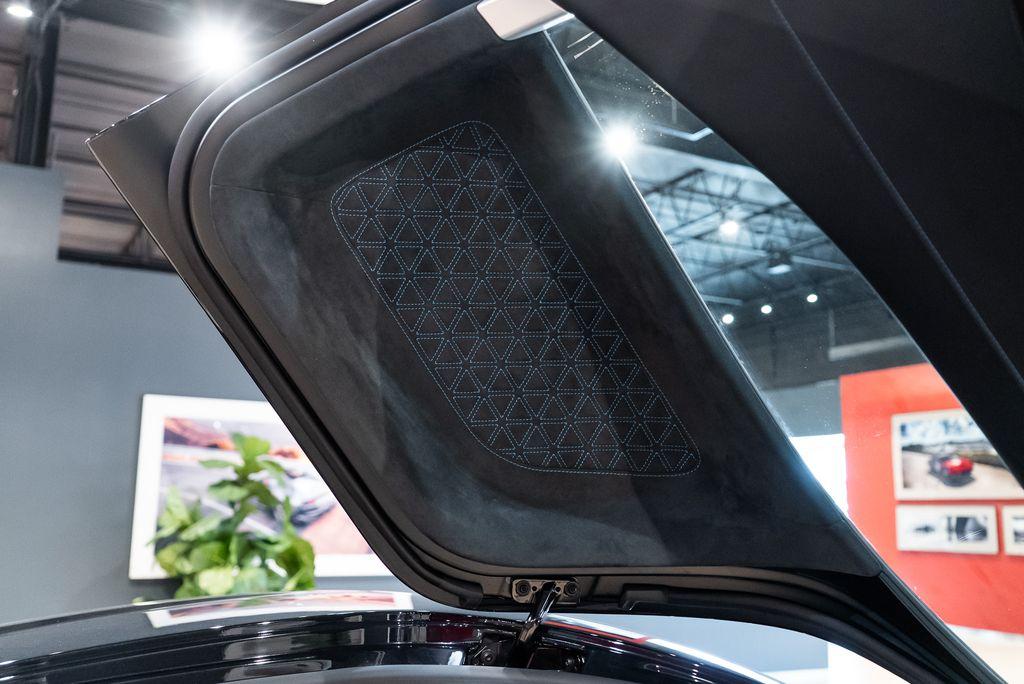 http://www.koenigseggchicago.com/galleria_images/124/124_p41_l.jpg