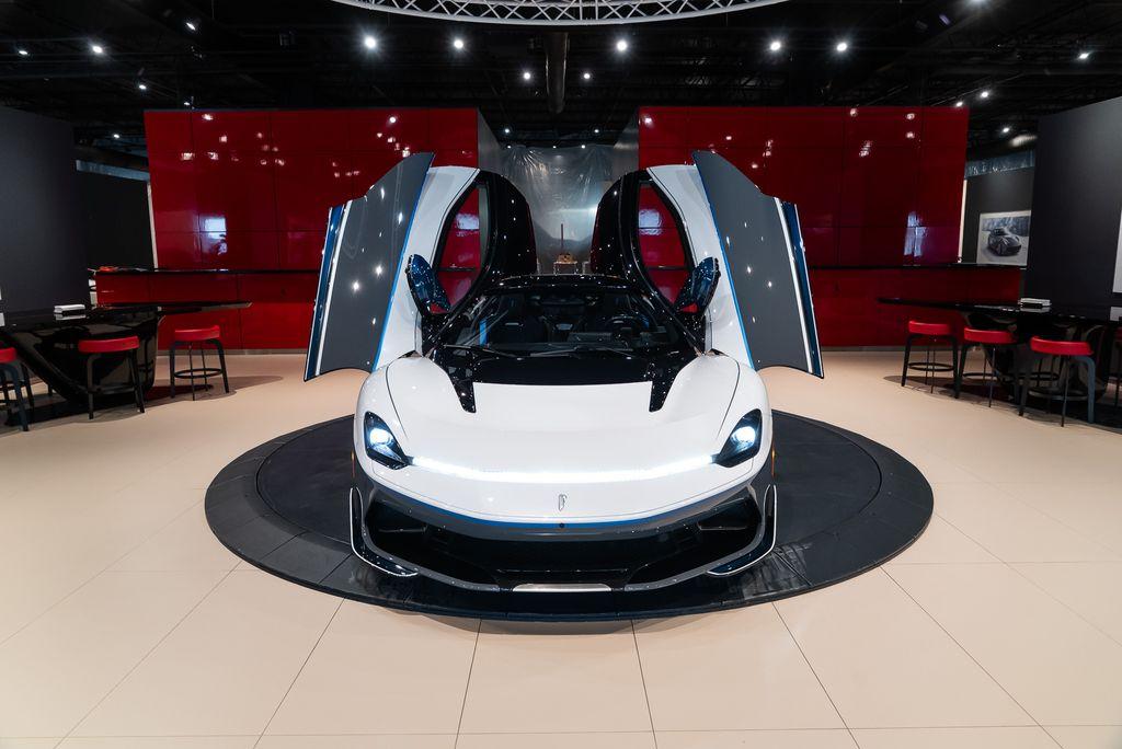 http://www.koenigseggchicago.com/galleria_images/124/124_p42_l.jpg