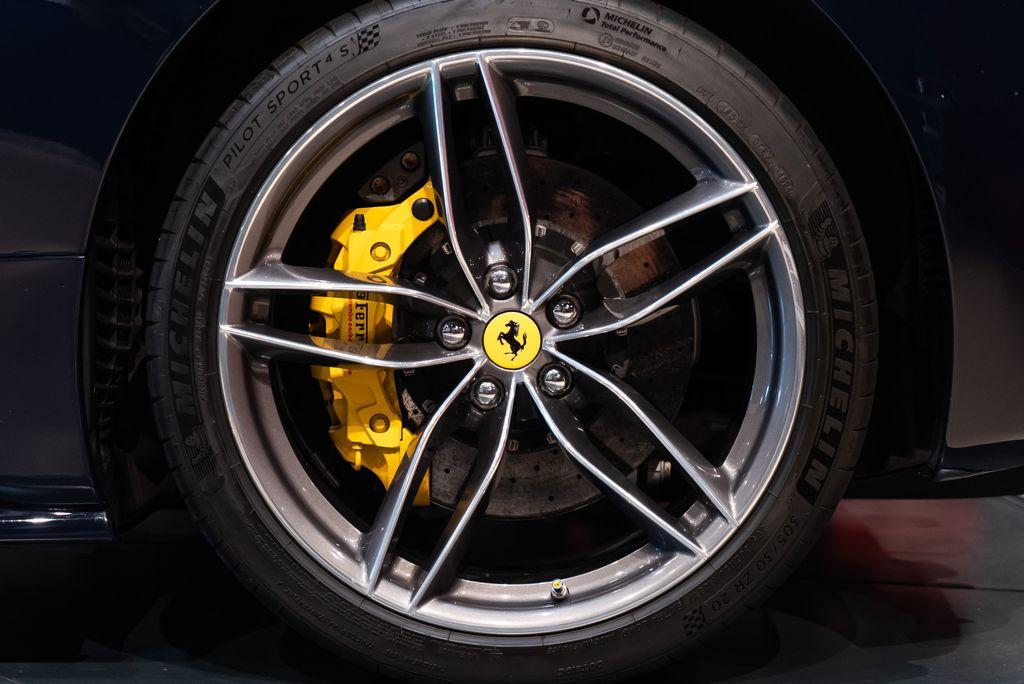 http://www.koenigseggchicago.com/galleria_images/125/125_p14_l.jpg
