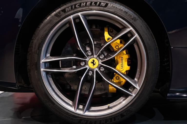http://www.koenigseggchicago.com/galleria_images/125/125_p15_f.jpg