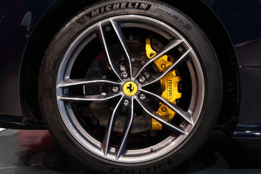 http://www.koenigseggchicago.com/galleria_images/125/125_p15_l.jpg