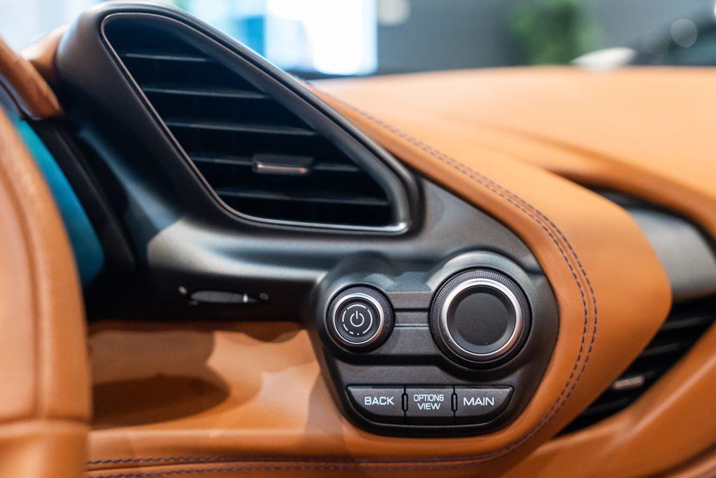 http://www.koenigseggchicago.com/galleria_images/125/125_p36_l.jpg