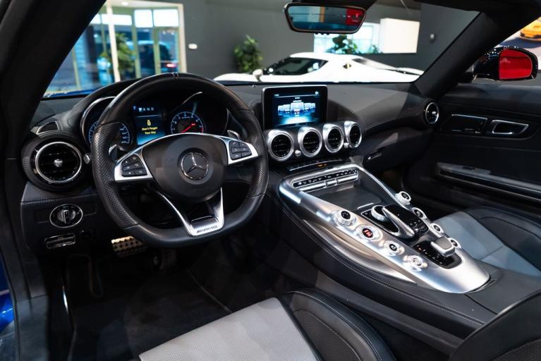 http://www.koenigseggchicago.com/galleria_images/126/126_p28_f.jpg