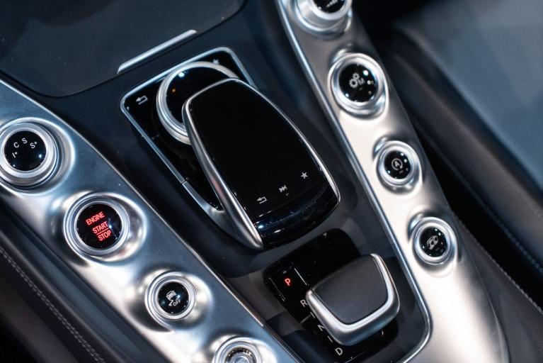http://www.koenigseggchicago.com/galleria_images/126/126_p34_f.jpg