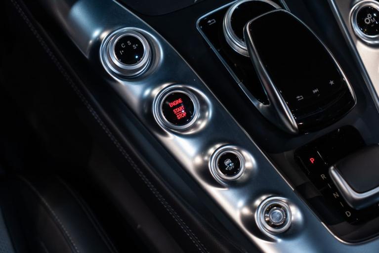 http://www.koenigseggchicago.com/galleria_images/126/126_p35_f.jpg