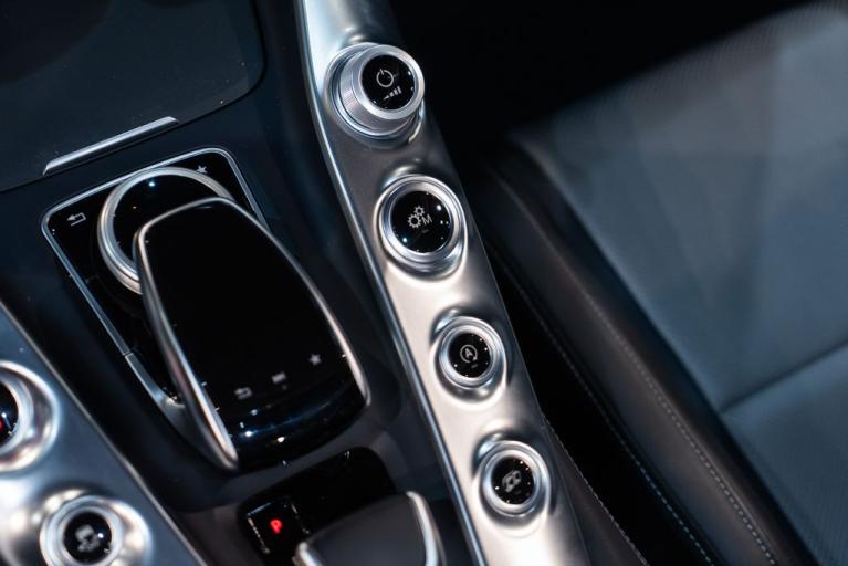 http://www.koenigseggchicago.com/galleria_images/126/126_p36_f.jpg