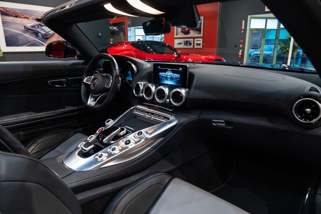 http://www.koenigseggchicago.com/galleria_images/126/126_p41_l.jpg