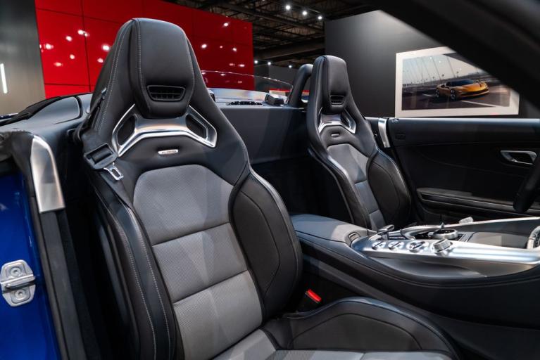 http://www.koenigseggchicago.com/galleria_images/126/126_p43_f.jpg