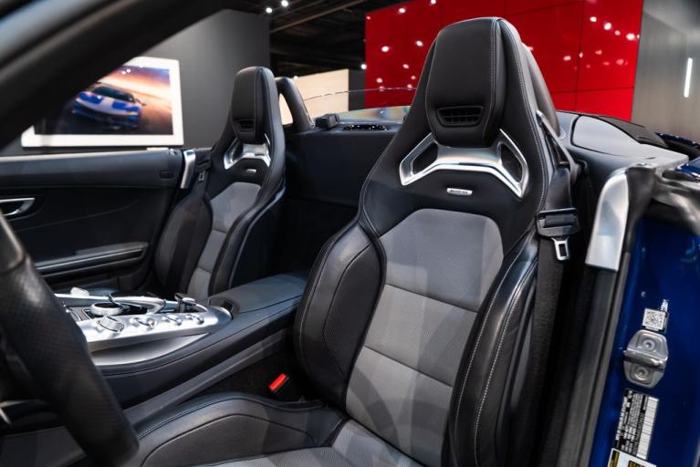 http://www.koenigseggchicago.com/galleria_images/126/126_p4_f.jpg