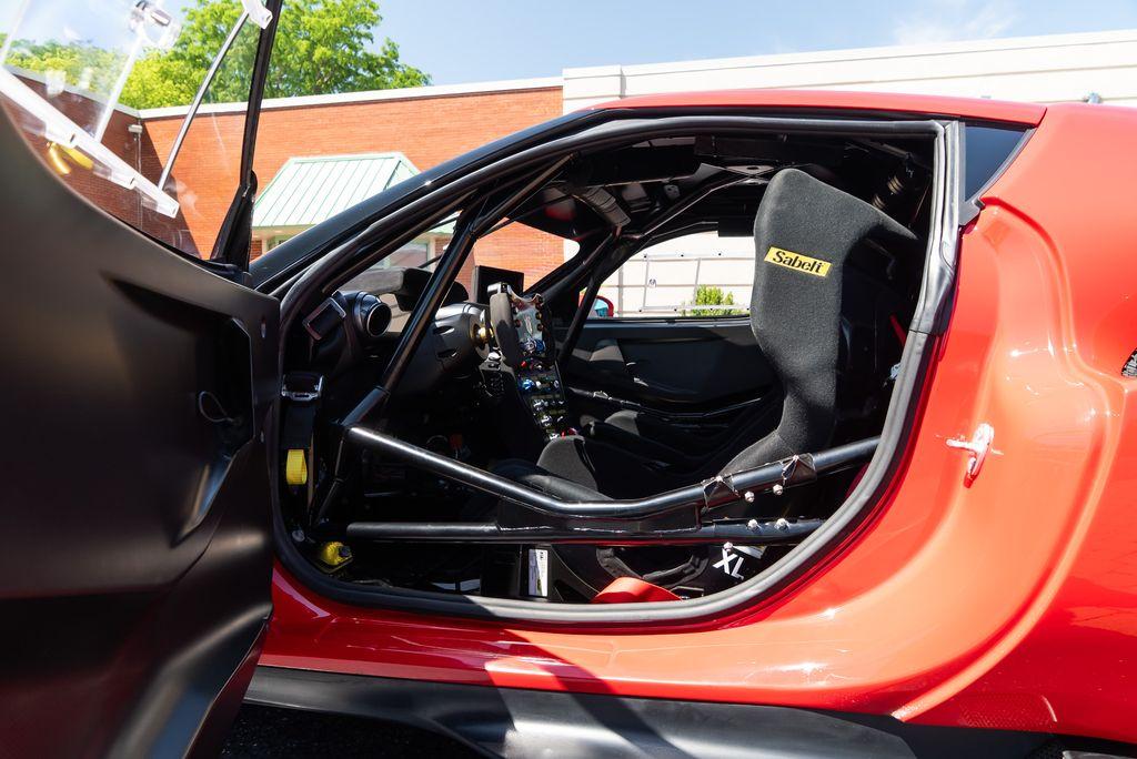 http://www.koenigseggchicago.com/galleria_images/127/127_p21_l.jpg