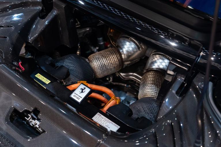 http://www.koenigseggchicago.com/galleria_images/128/128_p23_f.jpg