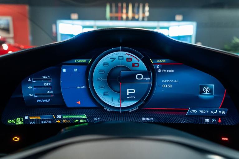 http://www.koenigseggchicago.com/galleria_images/128/128_p32_f.jpg