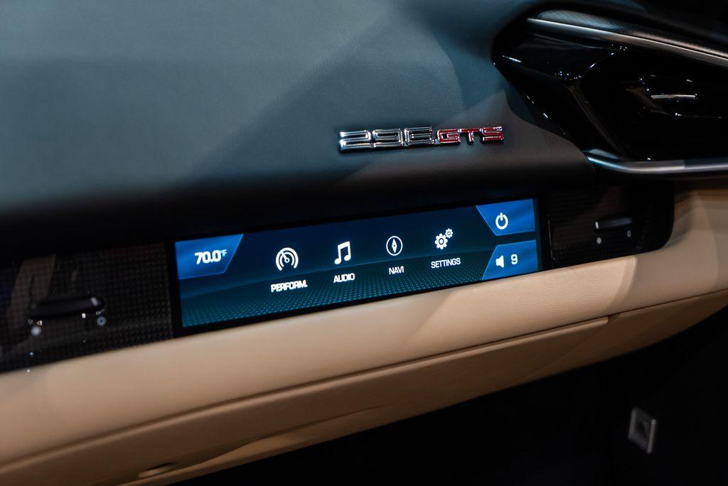 http://www.koenigseggchicago.com/galleria_images/128/128_p35_l.jpg