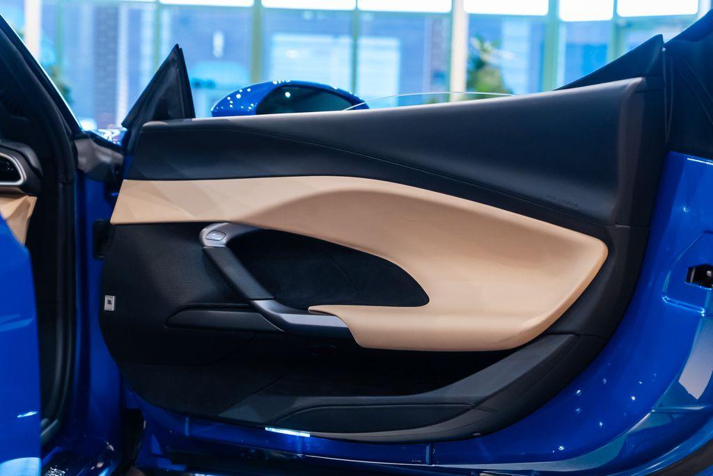 http://www.koenigseggchicago.com/galleria_images/128/128_p43_l.jpg