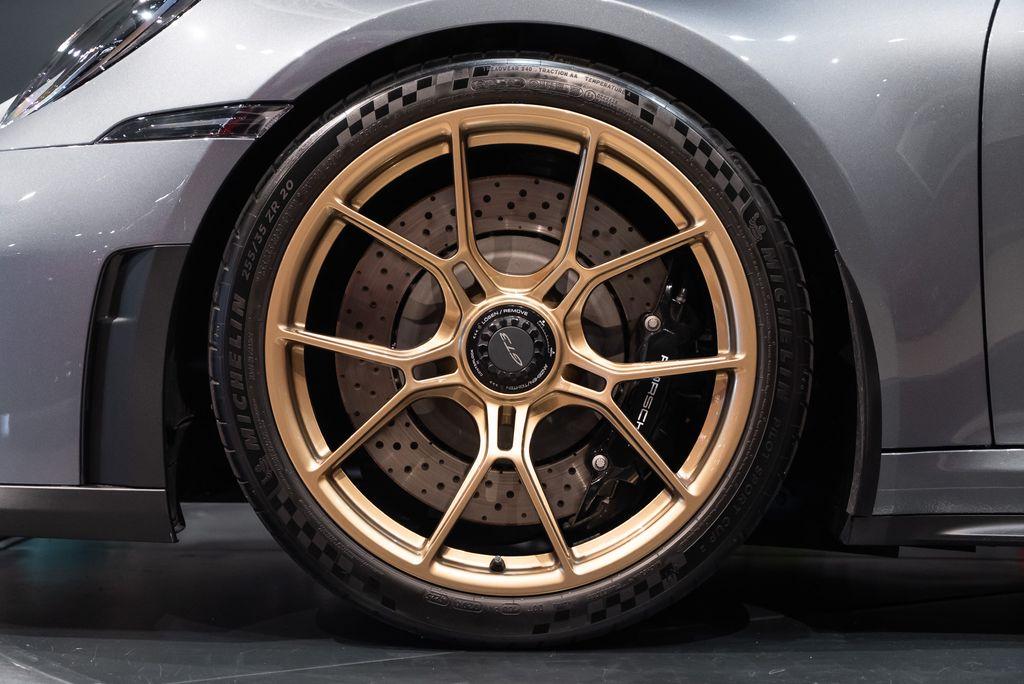 http://www.koenigseggchicago.com/galleria_images/129/129_p12_l.jpg