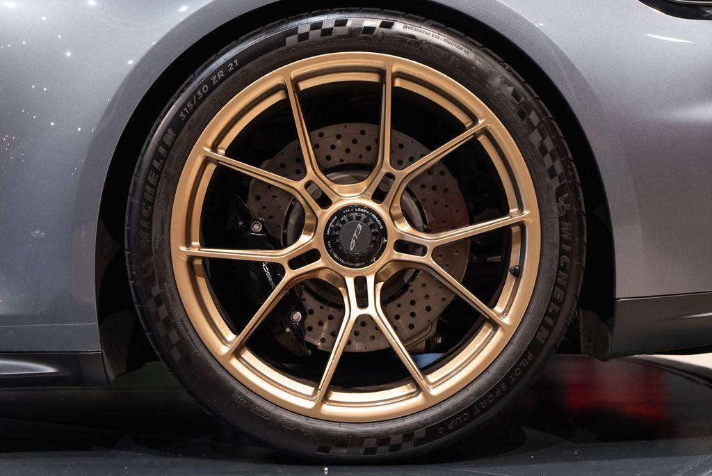 http://www.koenigseggchicago.com/galleria_images/129/129_p13_l.jpg