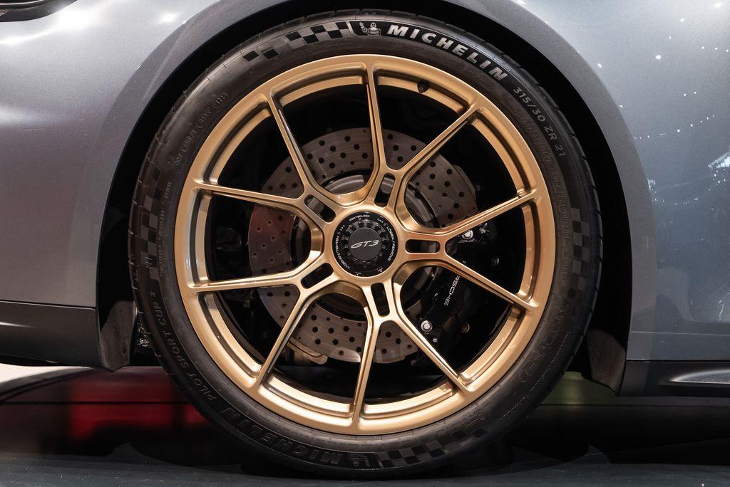 http://www.koenigseggchicago.com/galleria_images/129/129_p14_l.jpg