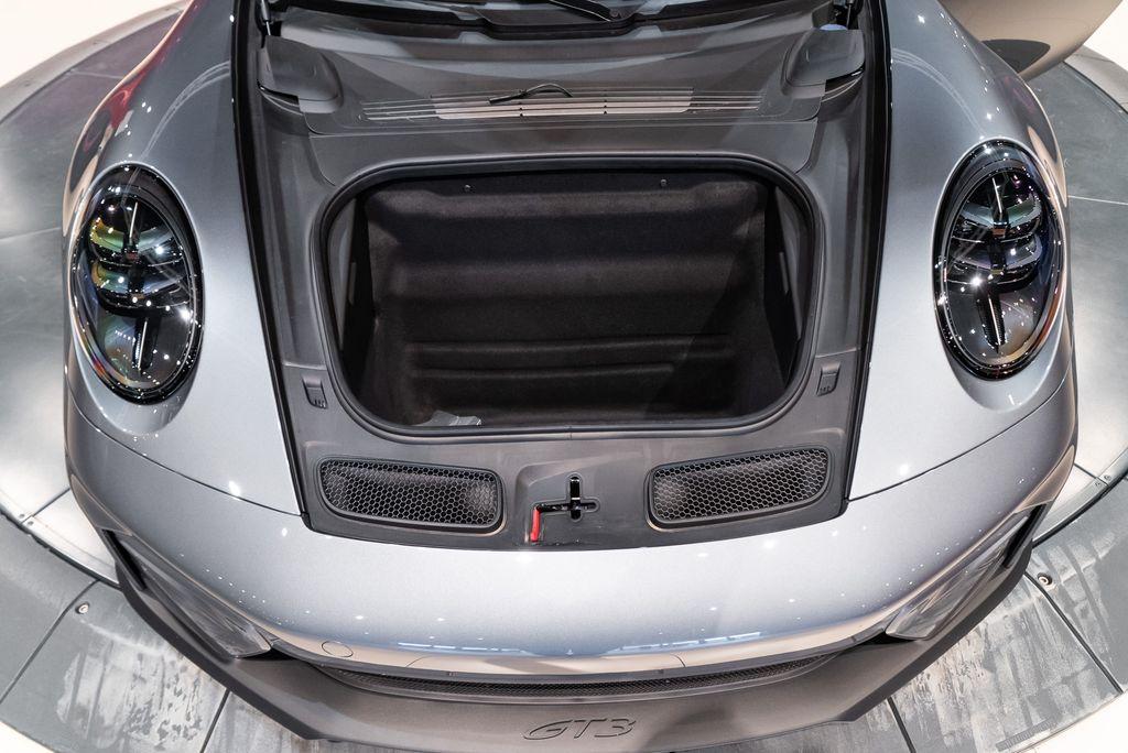 http://www.koenigseggchicago.com/galleria_images/129/129_p16_l.jpg