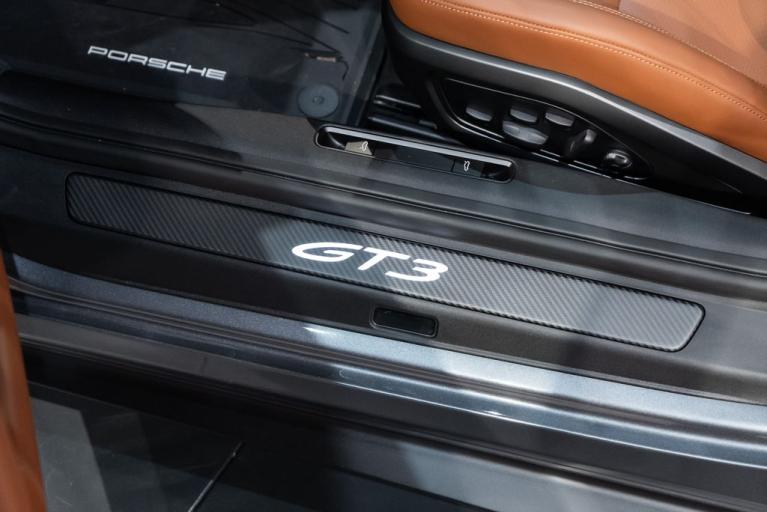 http://www.koenigseggchicago.com/galleria_images/129/129_p19_f.jpg