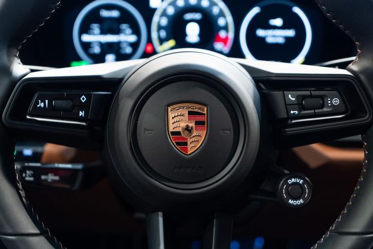 http://www.koenigseggchicago.com/galleria_images/129/129_p21_f.jpg