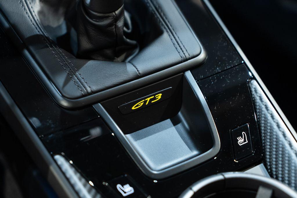 http://www.koenigseggchicago.com/galleria_images/129/129_p33_l.jpg