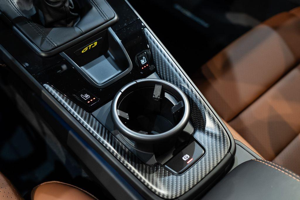 http://www.koenigseggchicago.com/galleria_images/129/129_p35_l.jpg